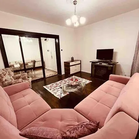 Arya 3 Bedroom Family Pink Flat Apartment *