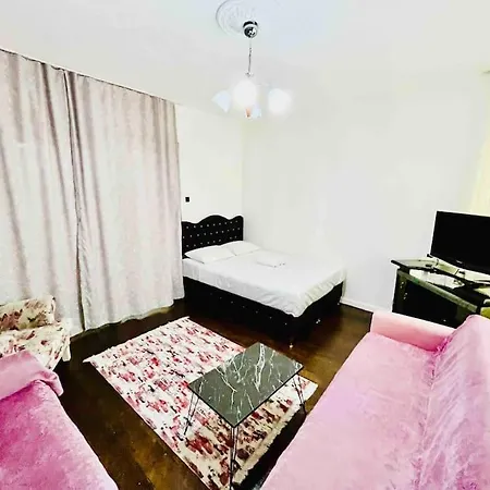 Apartment Arya 3 Bedroom Family Pink Flat *